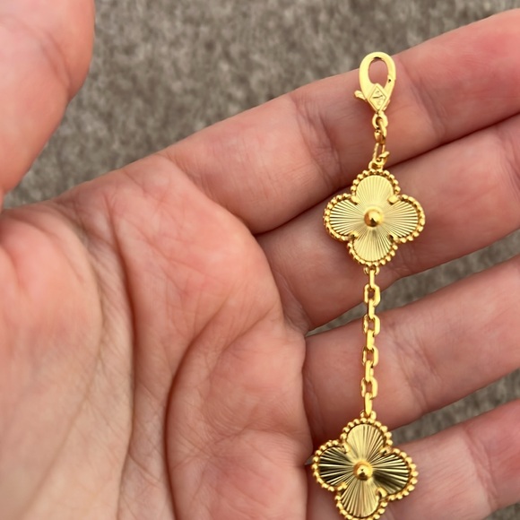 Gold clover motif bracelet - Picture 3 of 3